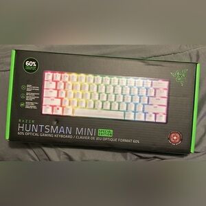 Ask for more pics it’s brand new goes for 120 for 150 I’ll include a monitor